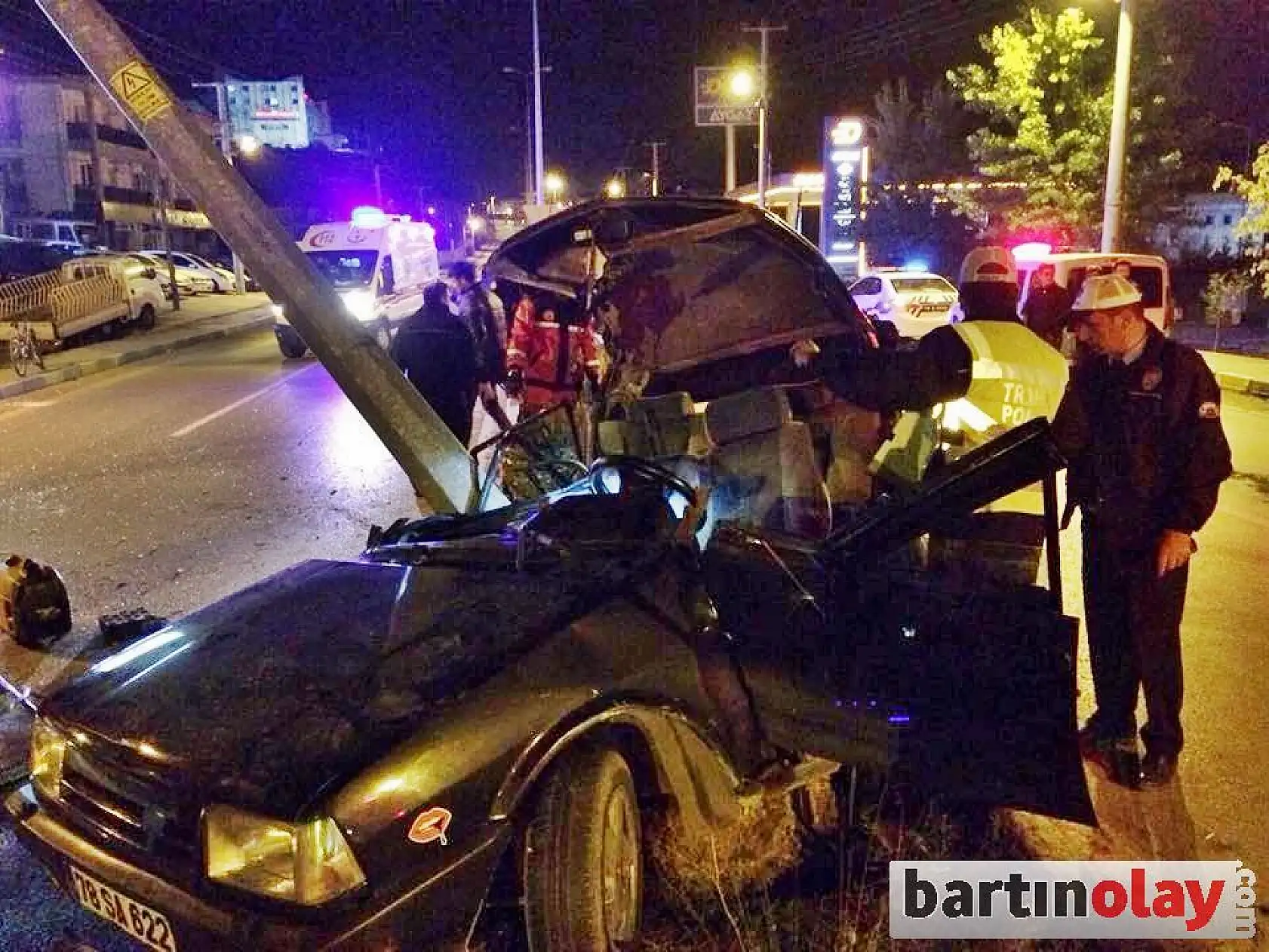 Direğe Çarpan Otomobil İkiye bölündü, 3 Yaralı