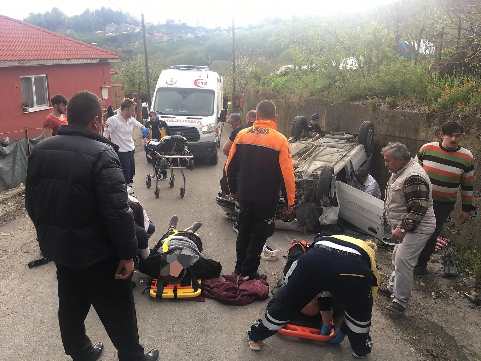 Duvara çarpan otomobil ters döndü