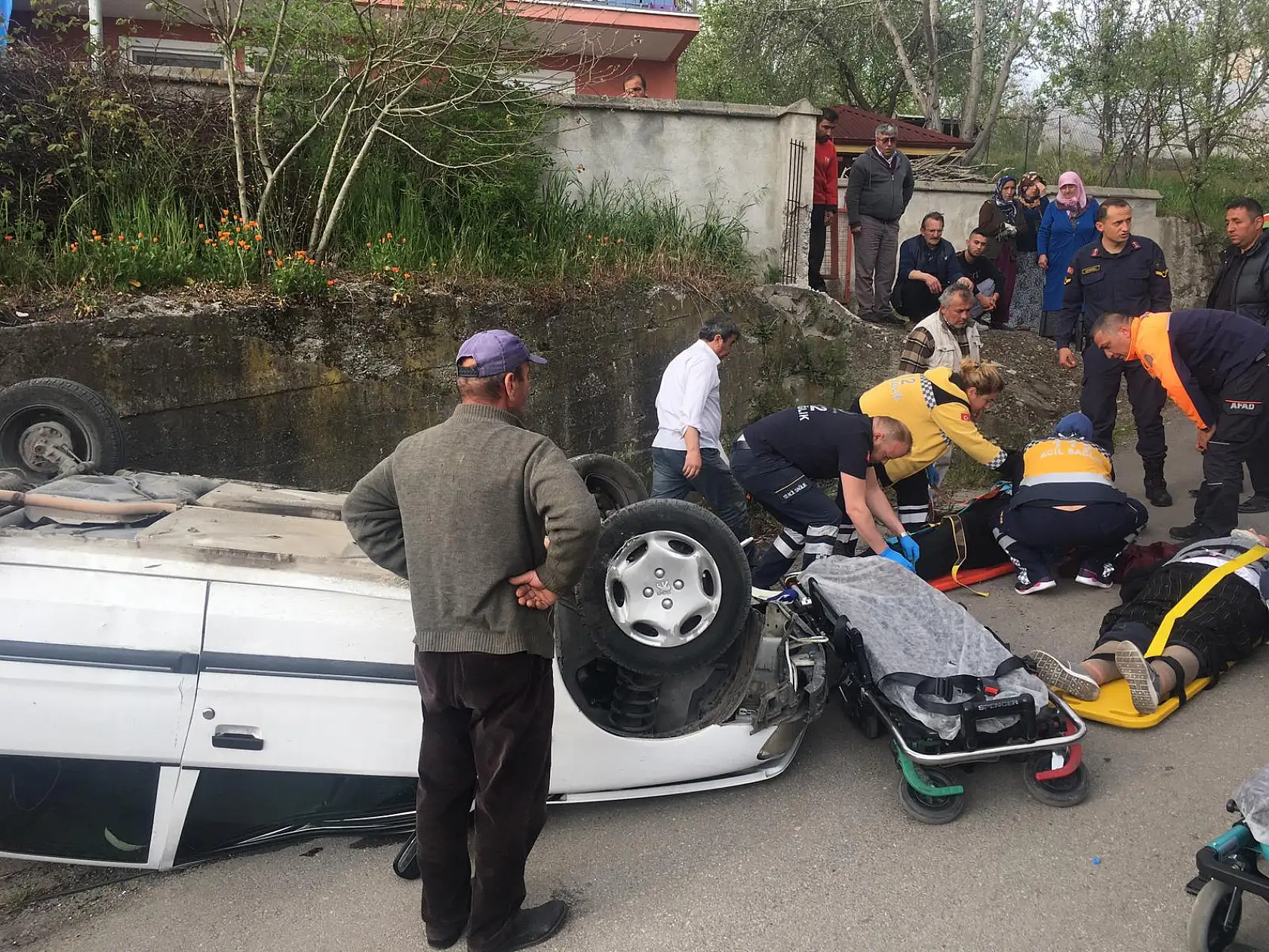 Duvara çarpan otomobil ters döndü