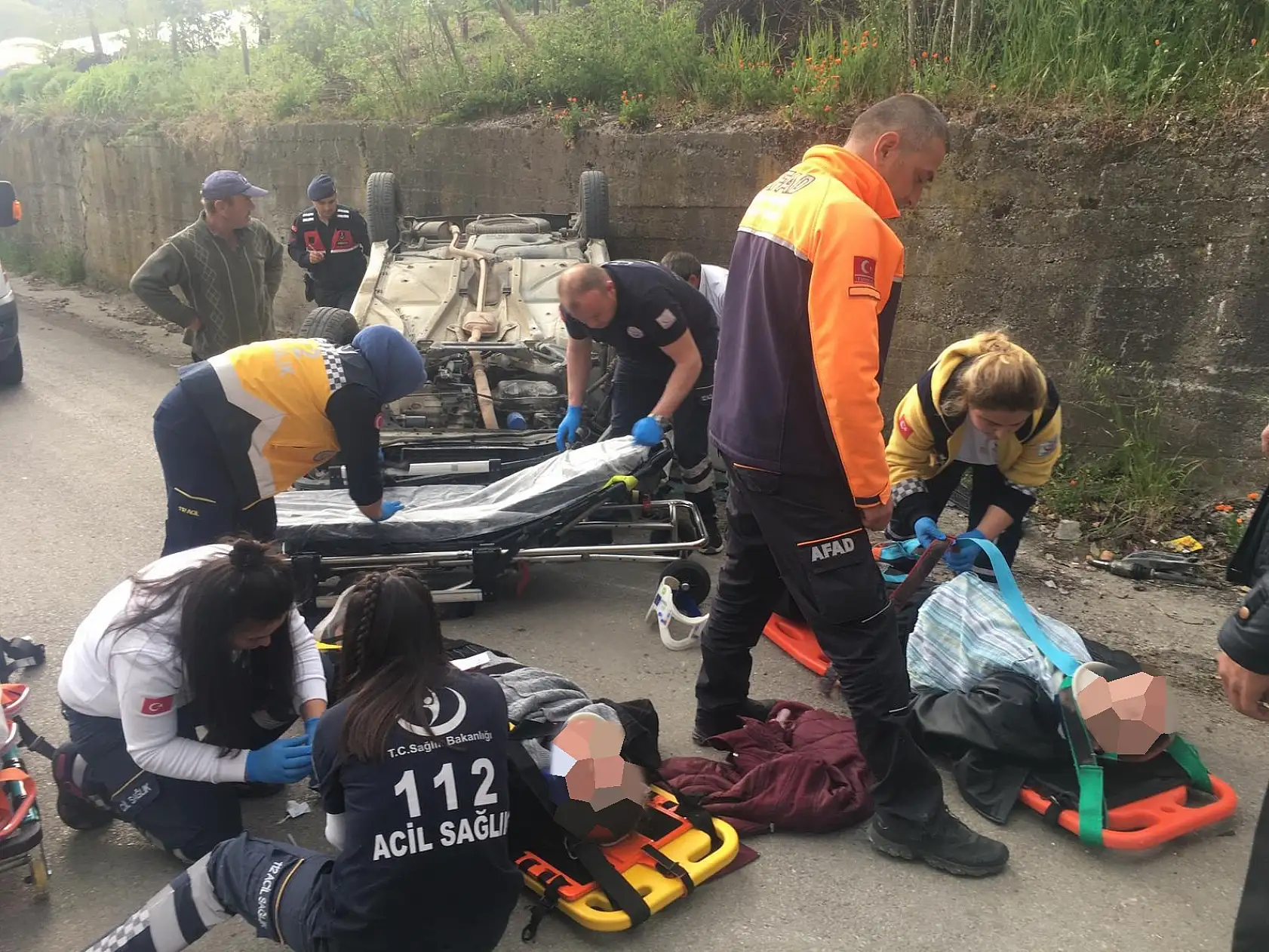 Duvara çarpan otomobil ters döndü