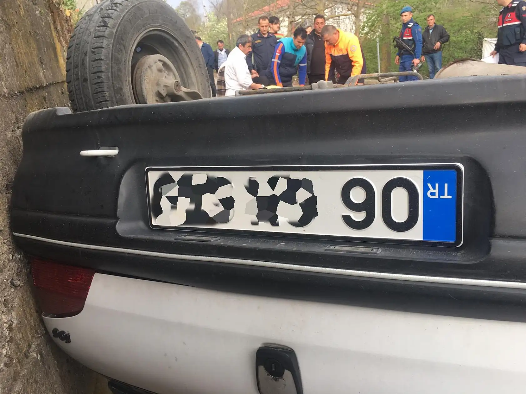 Duvara çarpan otomobil ters döndü