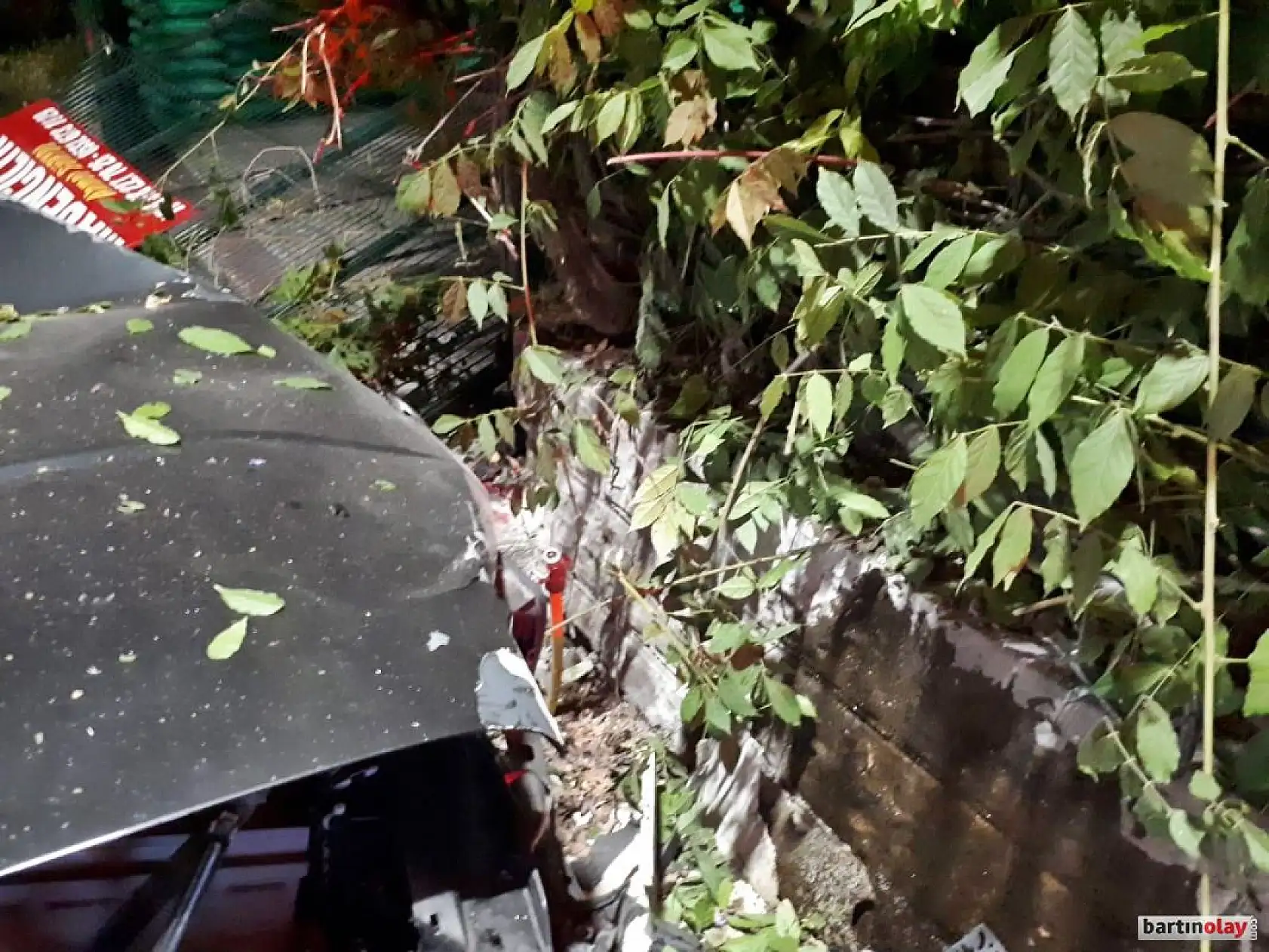 Duvara çarptı, faciadan dönüldü