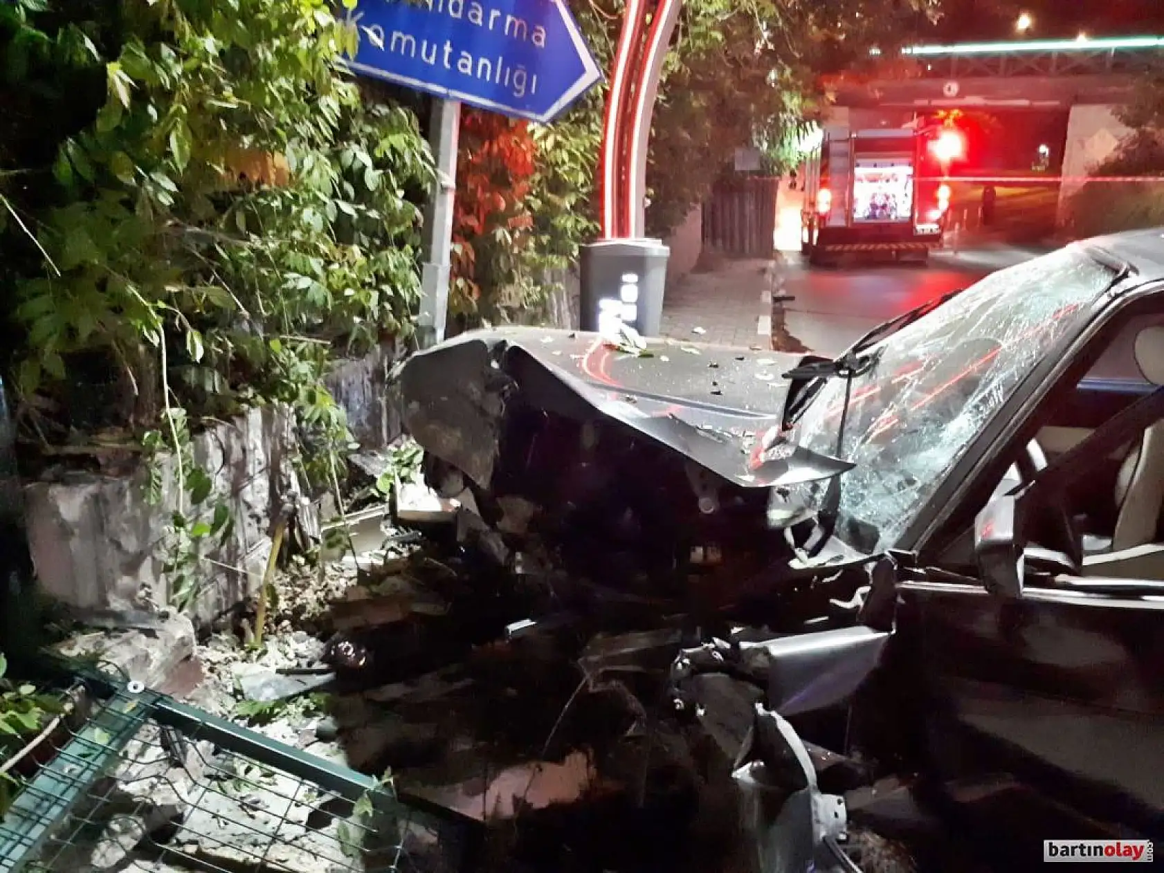 Duvara çarptı, faciadan dönüldü