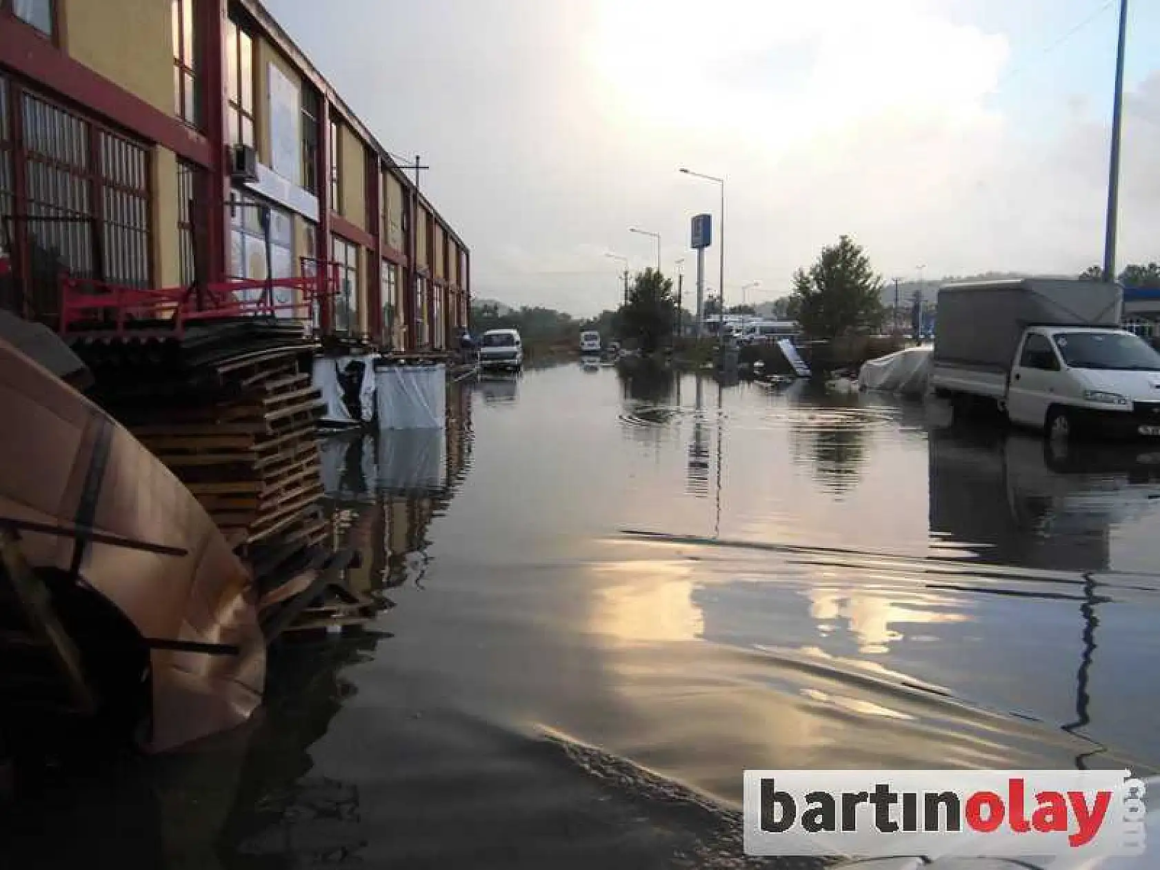 BARTIN'DA EV VE İŞYERLERİ SU ALTINDA KALDI