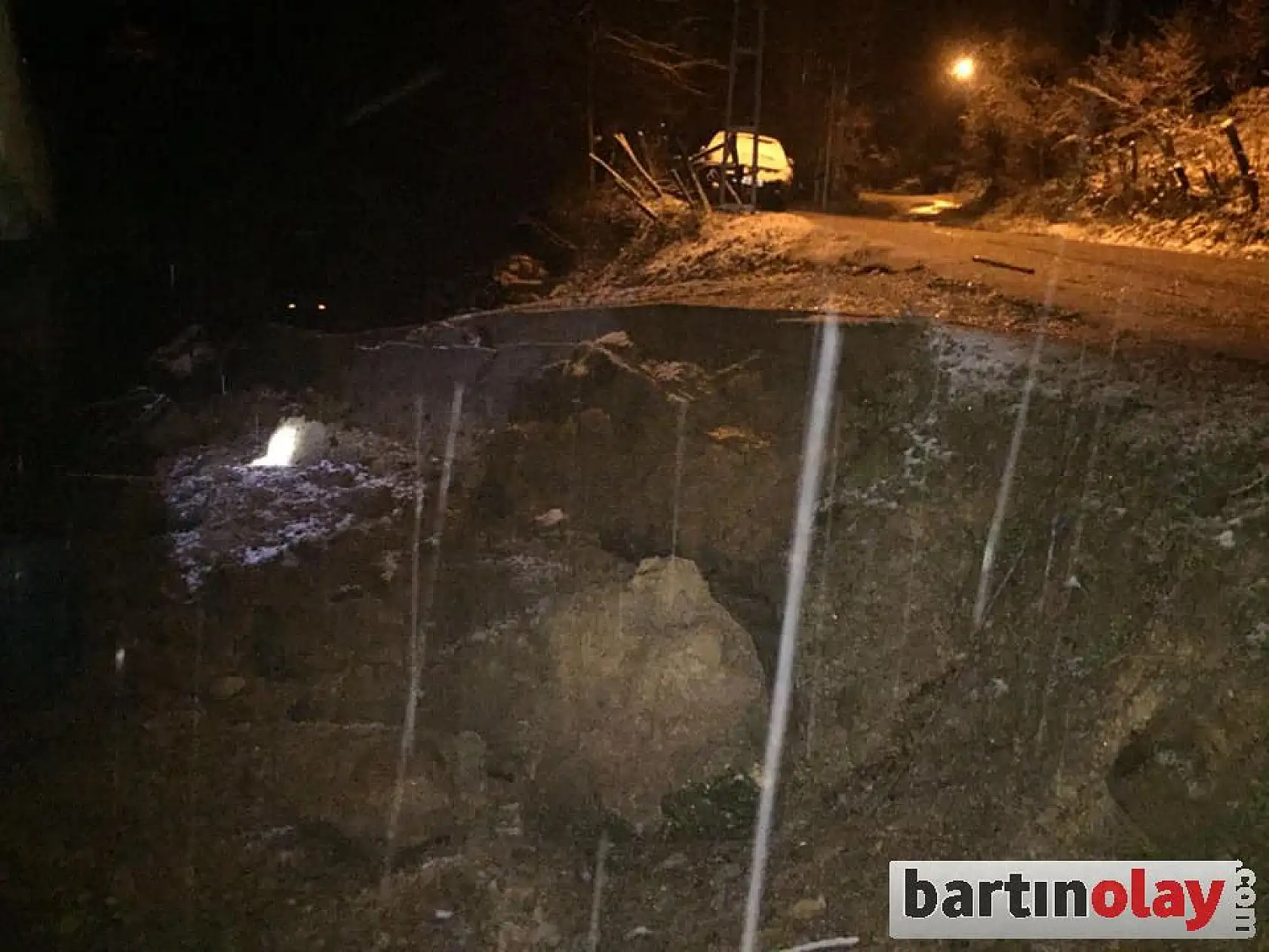 Kocaköy'de istinat duvarı yıkıldı