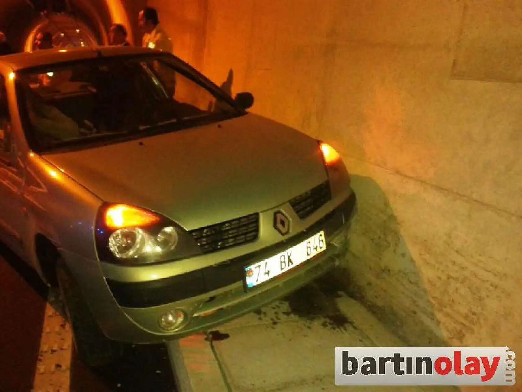 Otomobil Tünel içinde duvara çarptı