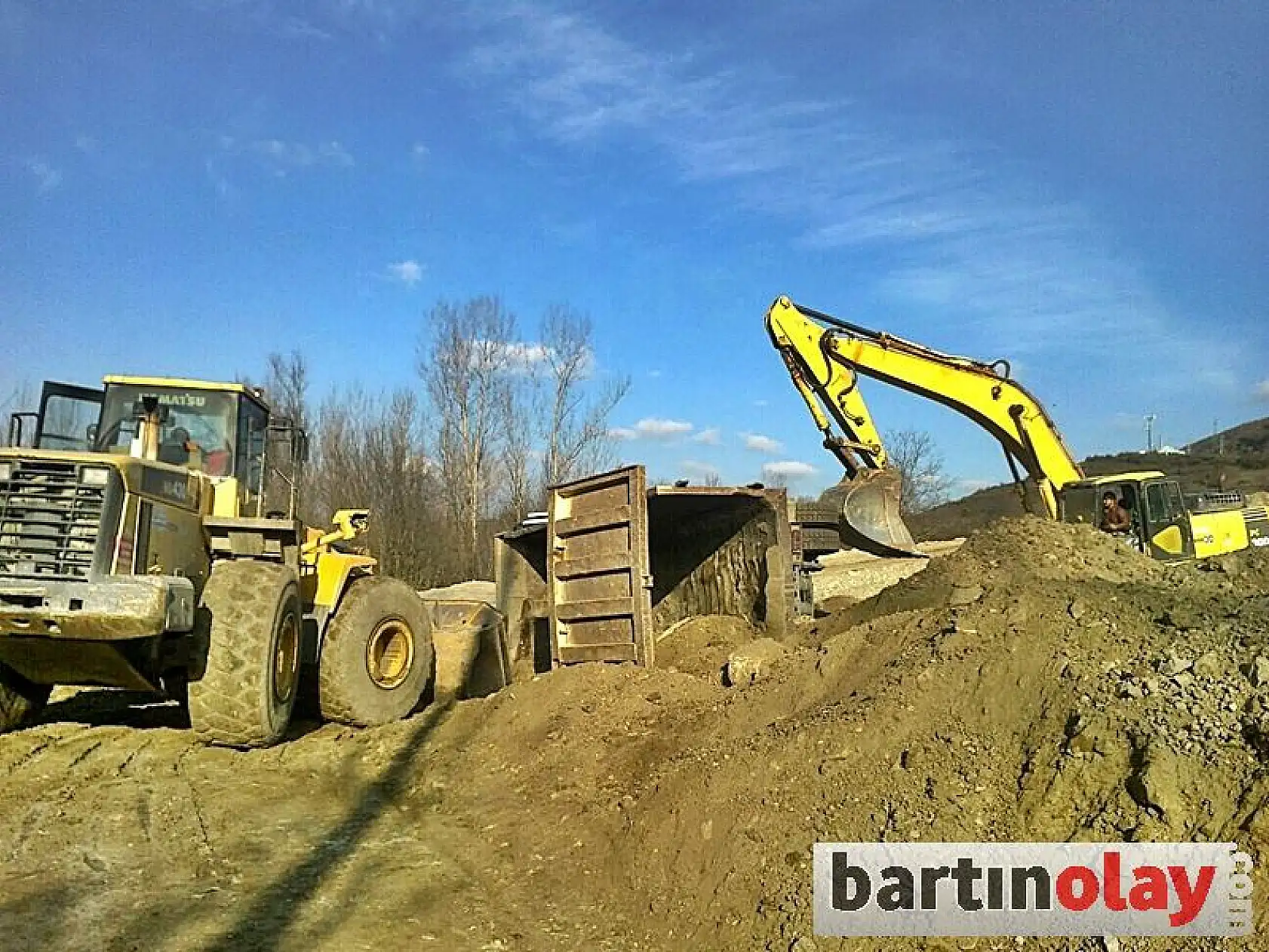 Hafriyat kamyonu devrildi