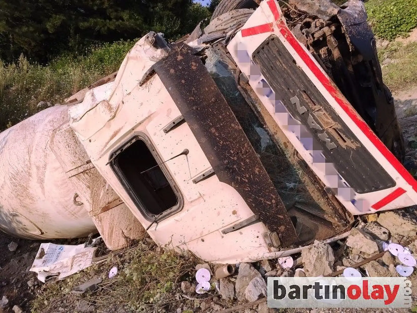 Beton mikseri uçuruma yuvarlandı