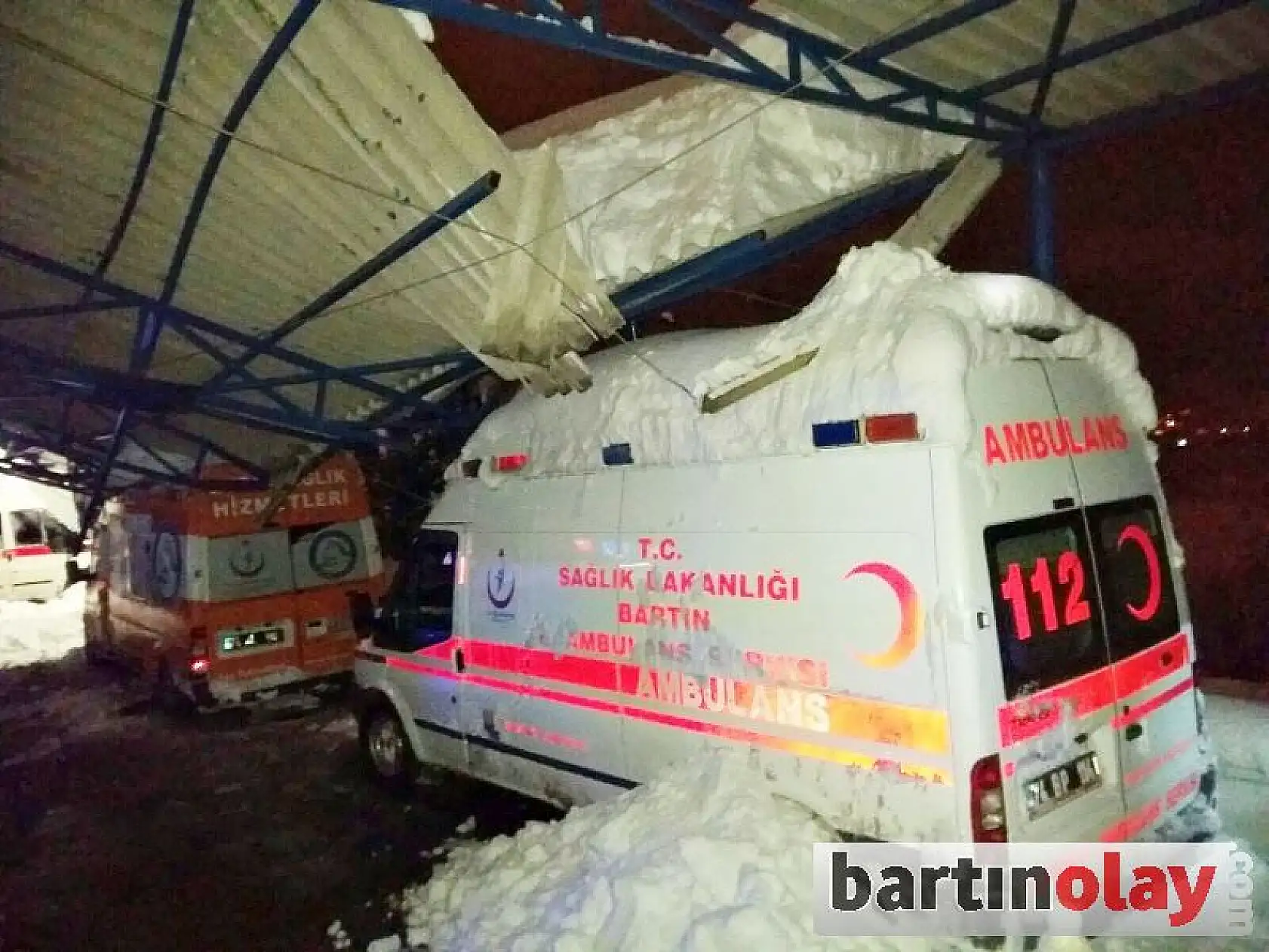 Ambulansların üzerine çatı çöktü