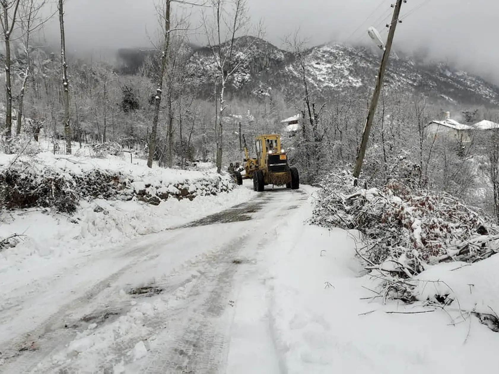 Ekipler harekete geçti, yollar açılıyor