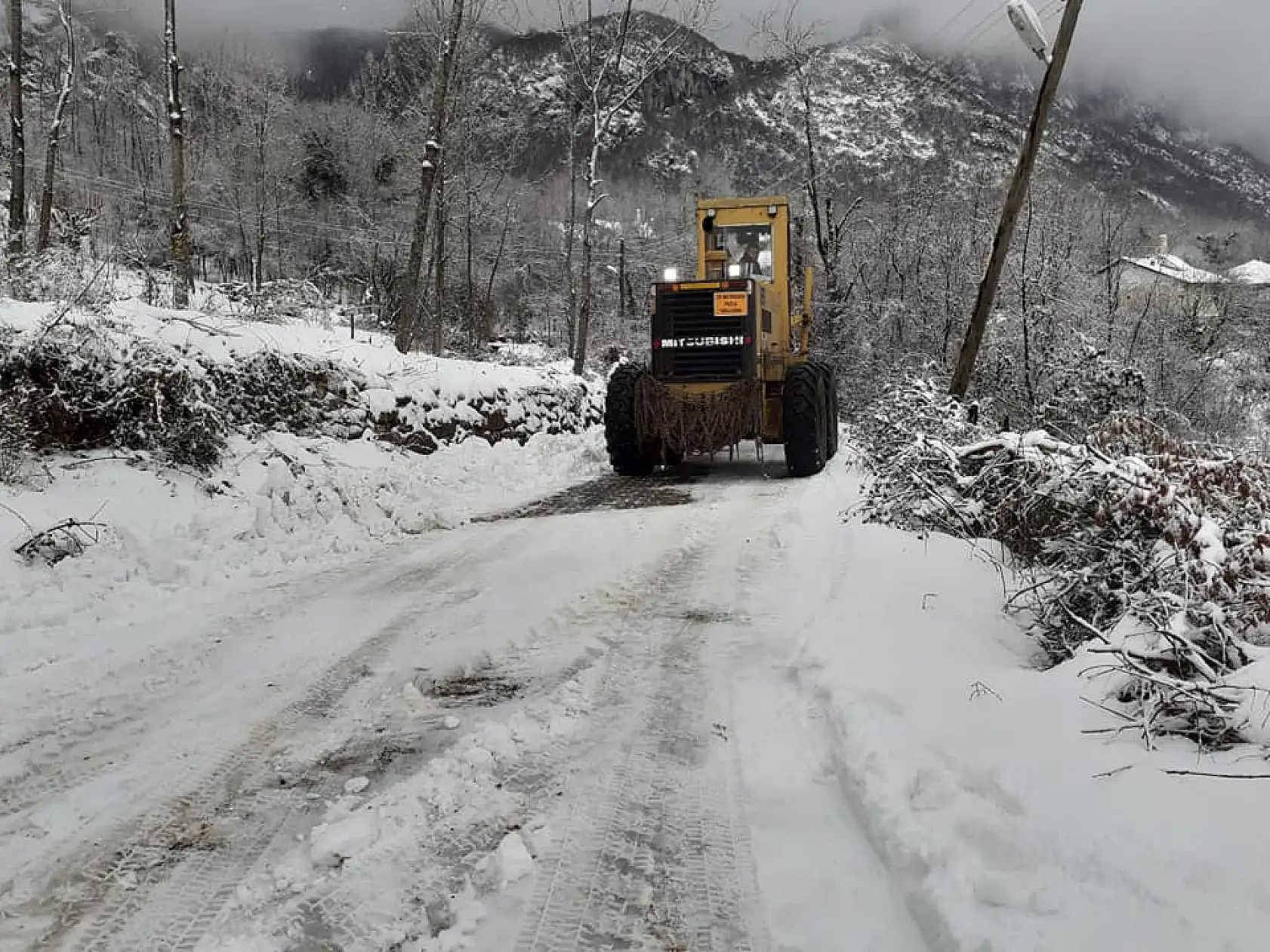 Ekipler harekete geçti, yollar açılıyor