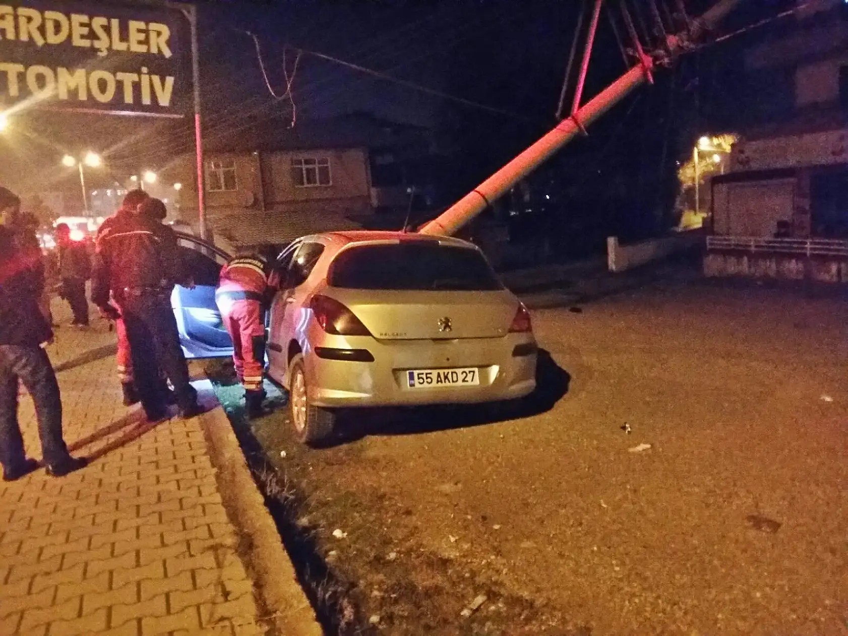 Elektrik direğine çarpıp olay yerinden kaçtı