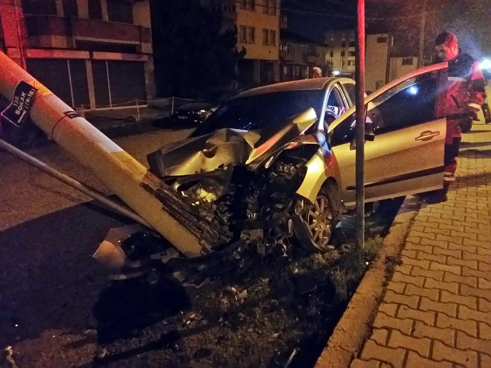 Elektrik direğine çarpıp olay yerinden kaçtı