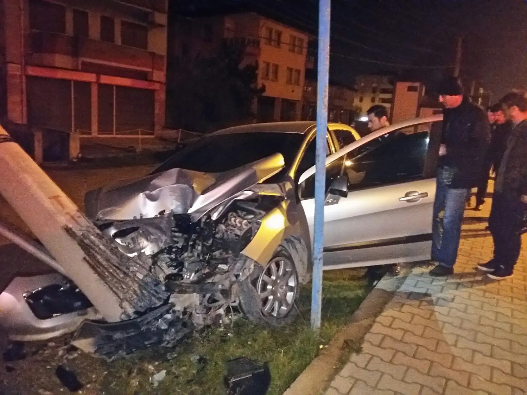 Elektrik direğine çarpıp olay yerinden kaçtı