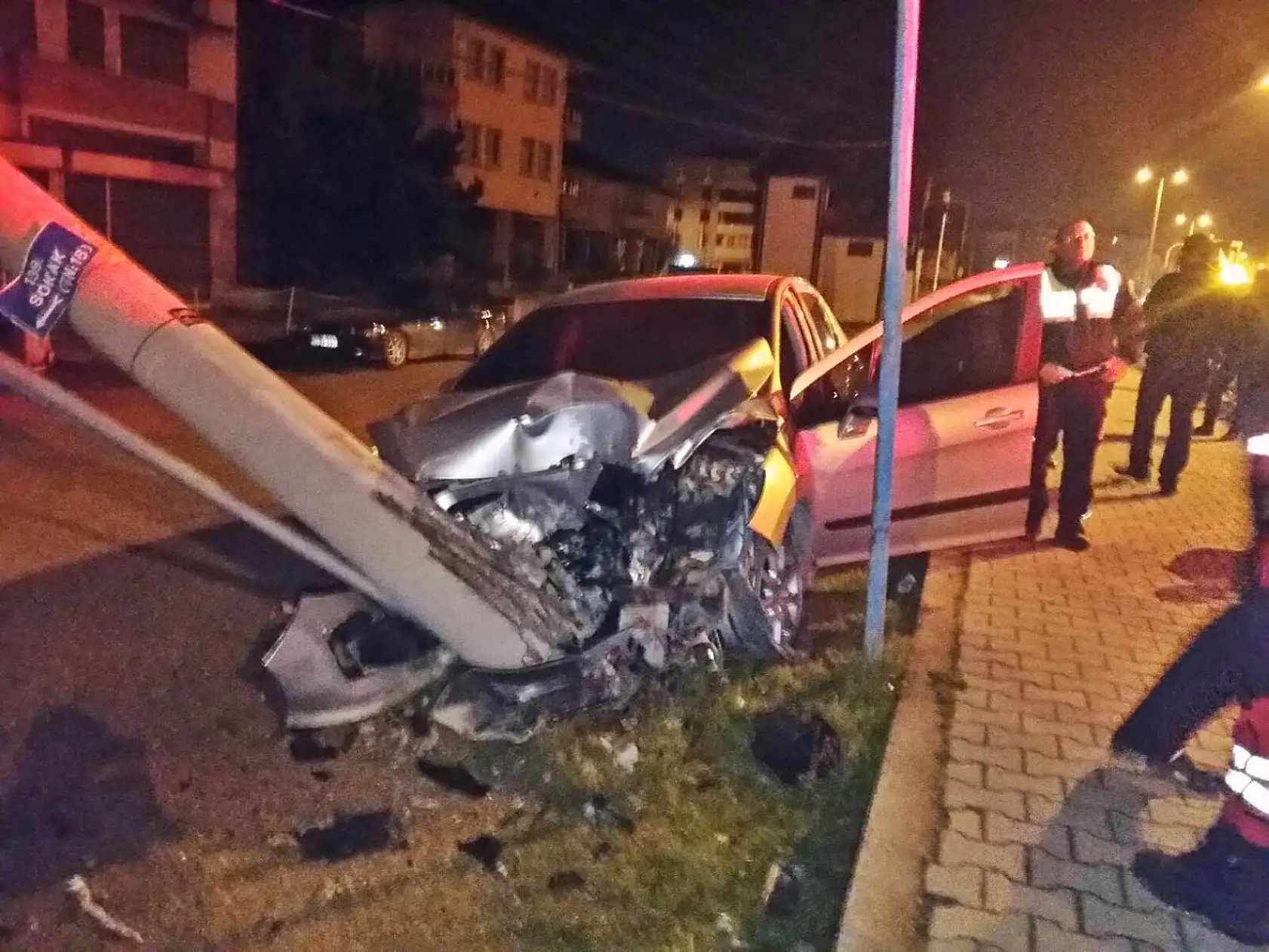 Elektrik direğine çarpıp olay yerinden kaçtı