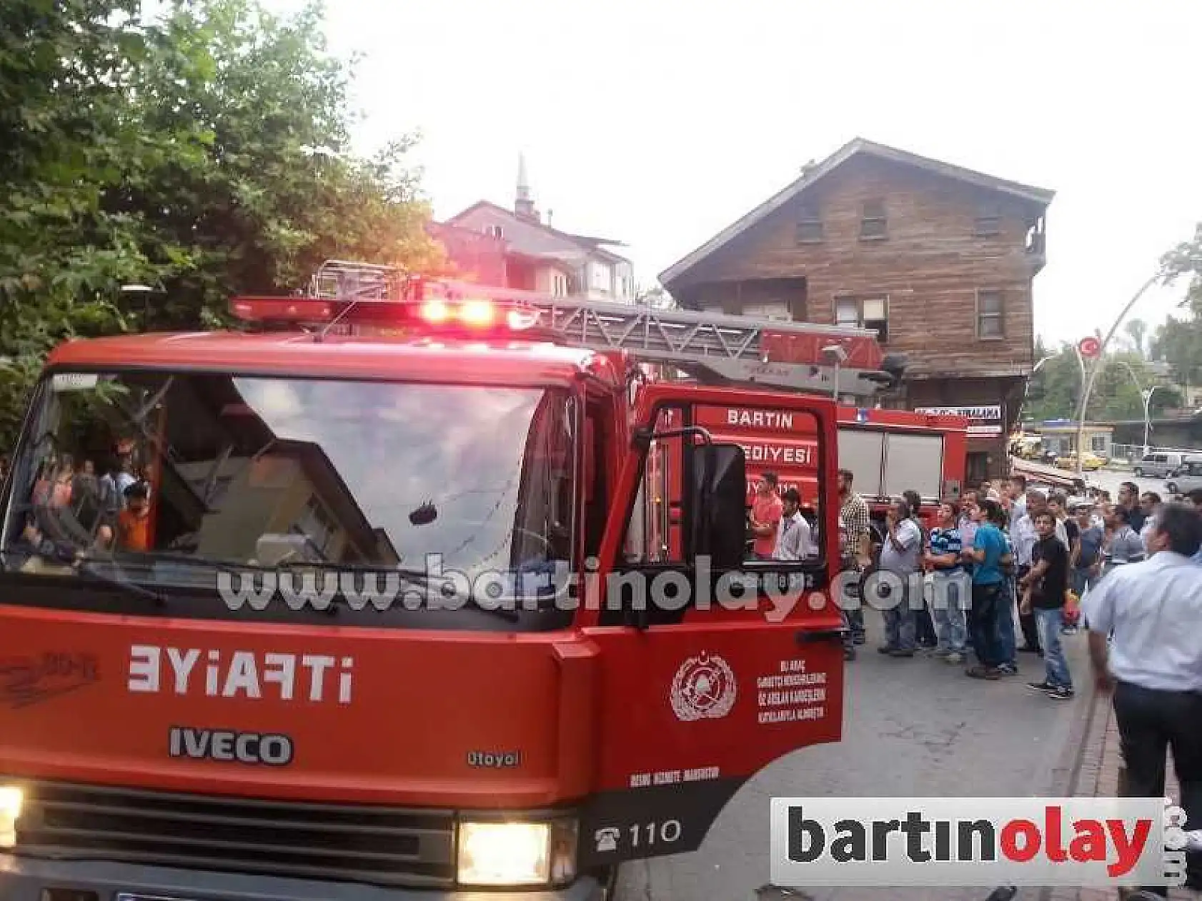 YANGINI SÖNDÜRMEK İSTERKEN DUMANDAN ZEHİRLENDİ