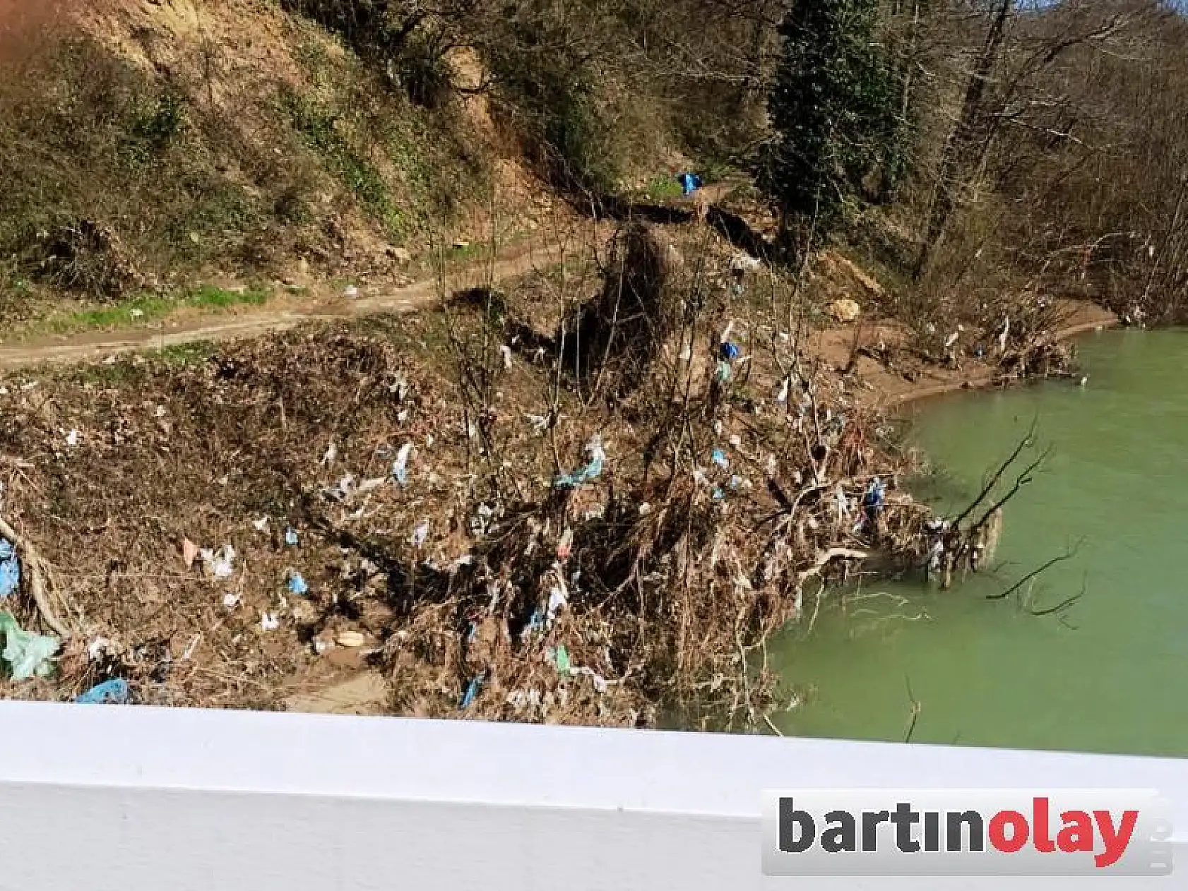 Ana yol kenarı çöplüğe döndü