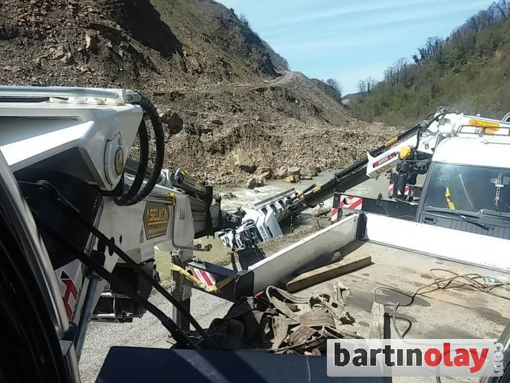 Irmağa uçan TIR böyle kurtarıldı