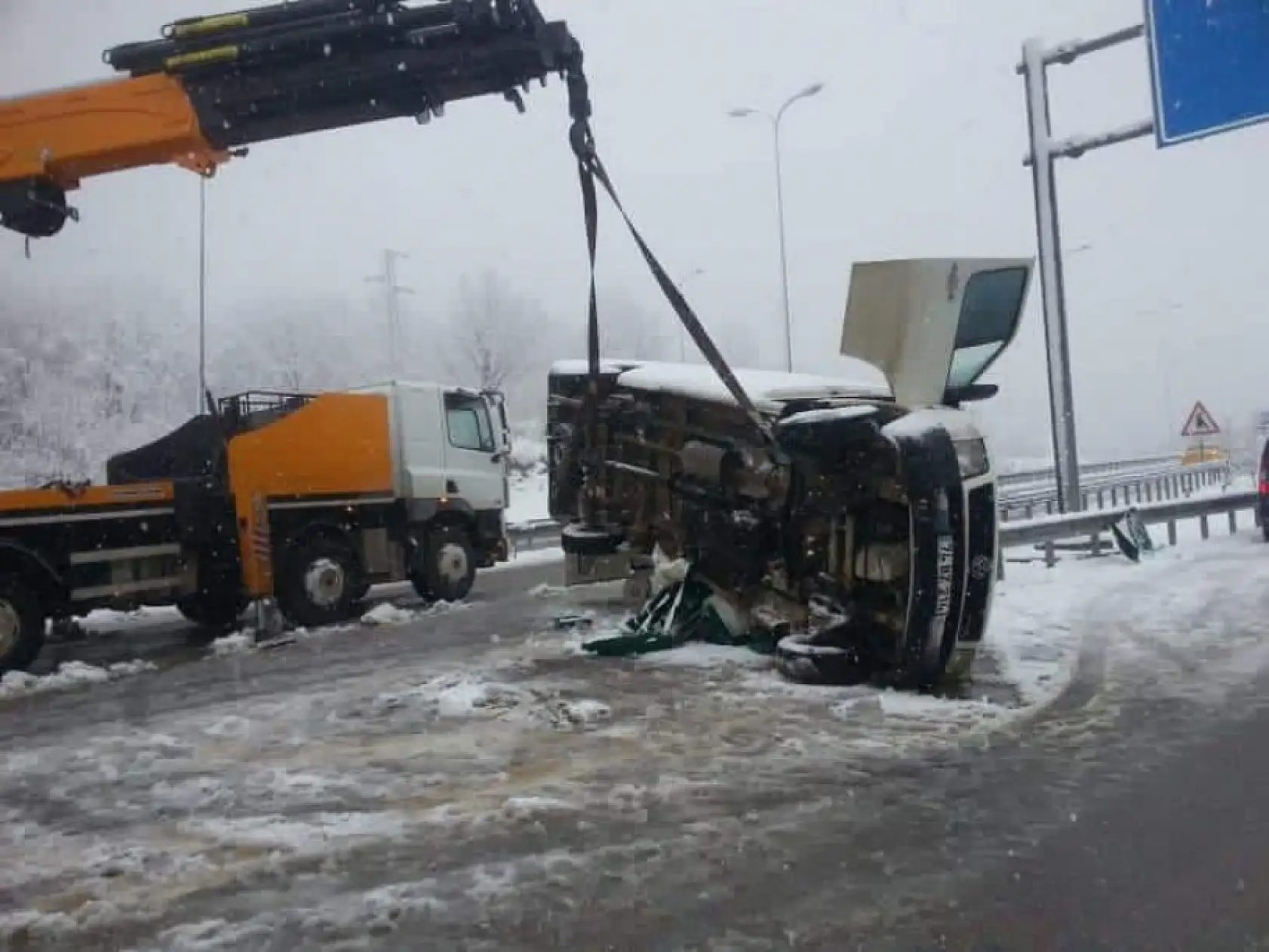 işçi servisi devrildi, 11 kişi yaralandı