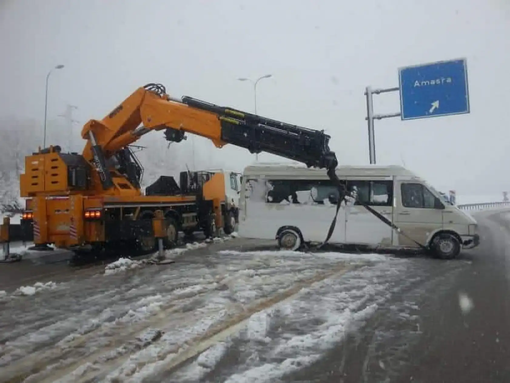 işçi servisi devrildi, 11 kişi yaralandı