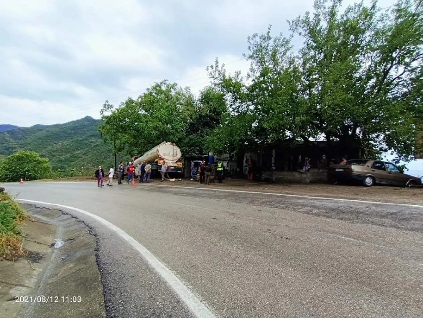 Akaryakıt tankeri yoldan çıktı