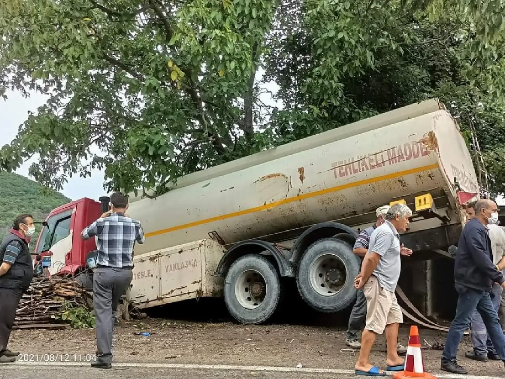 Akaryakıt tankeri yoldan çıktı