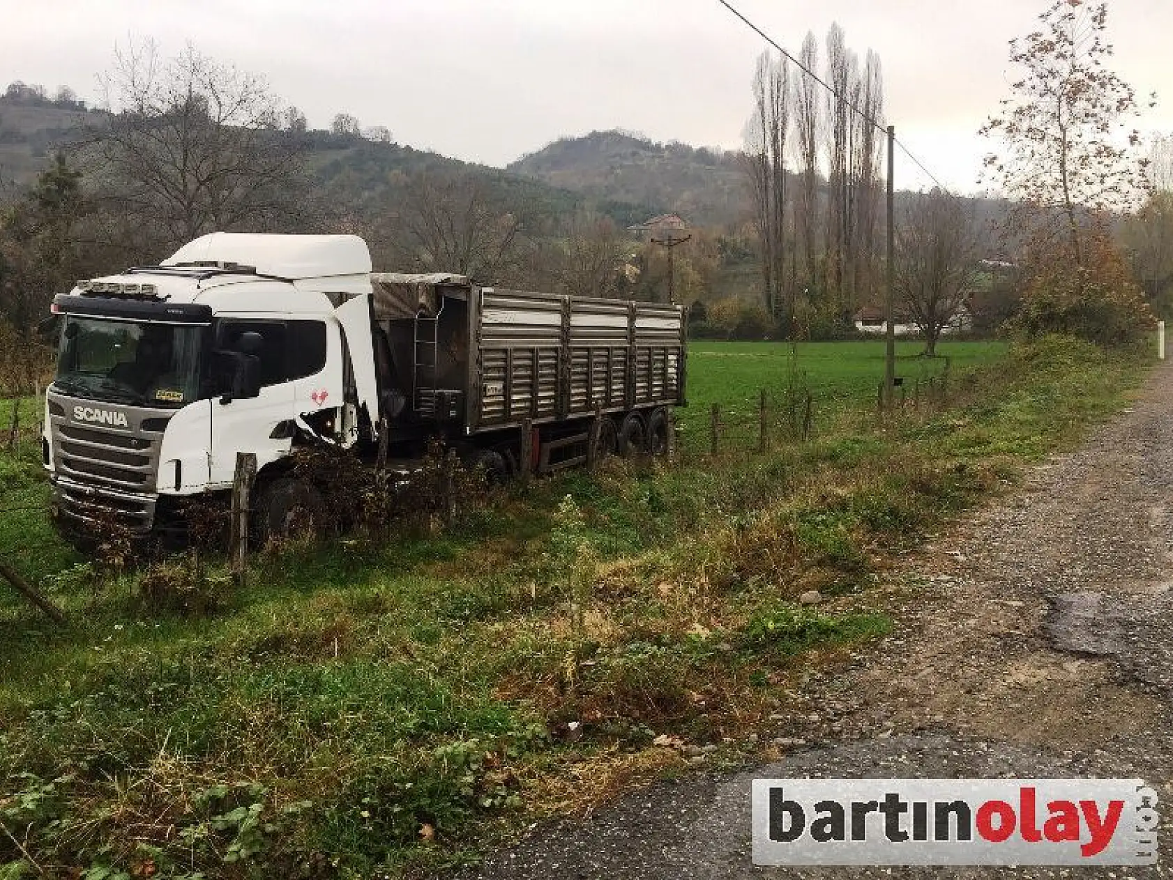 Minibüs ile tır çarpıştı: 2 yaralı