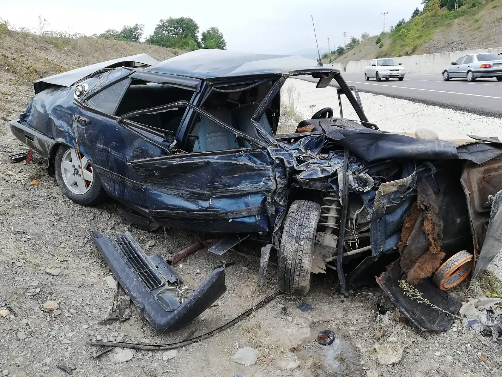 Feci kaza, otomobil hurdaya döndü