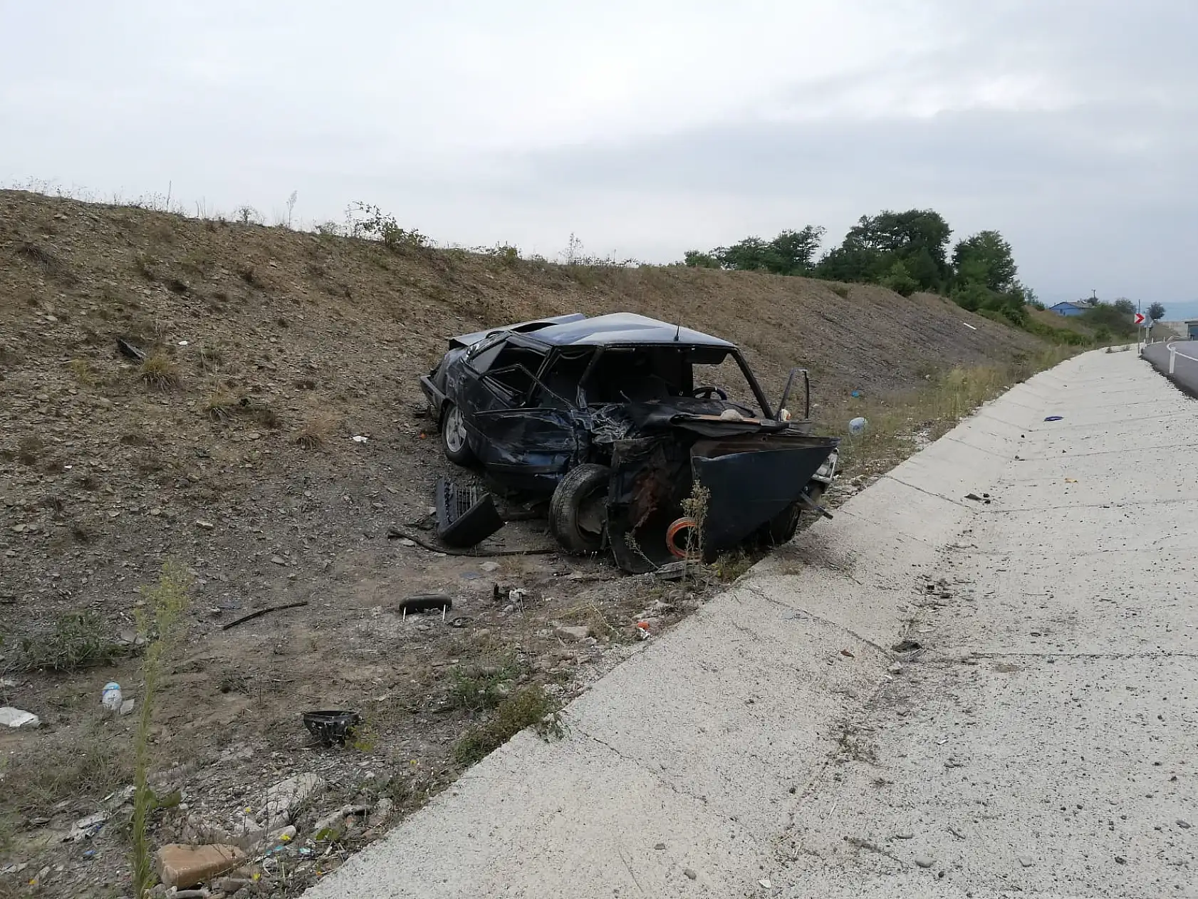 Feci kaza, otomobil hurdaya döndü