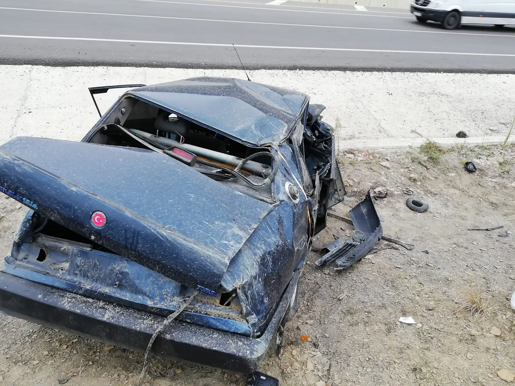 Feci kaza, otomobil hurdaya döndü