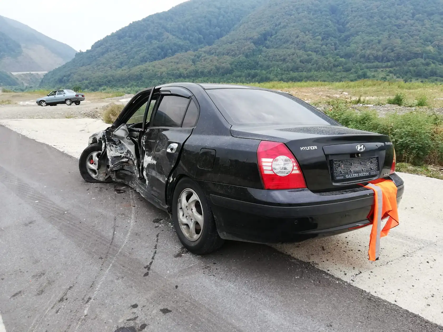 Feci kaza, otomobil hurdaya döndü