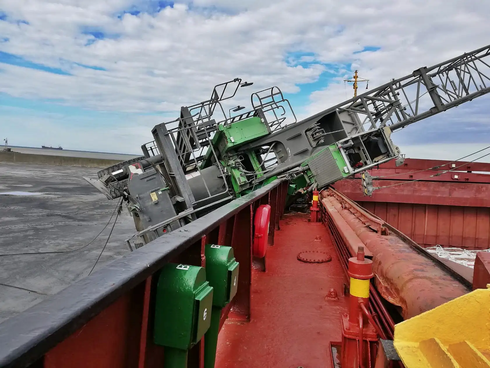 Geminin üzerine devrildi