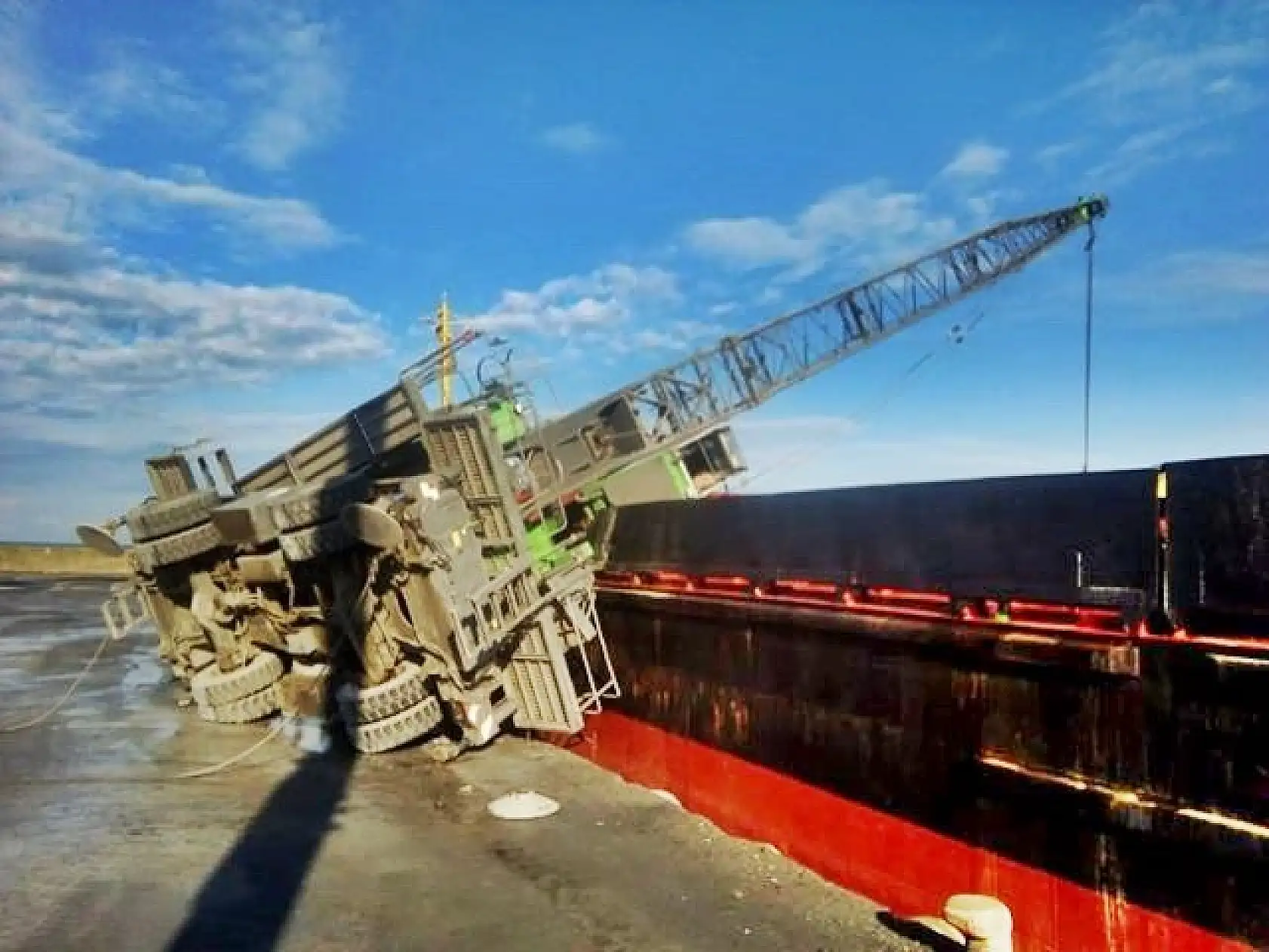 Geminin üzerine devrildi