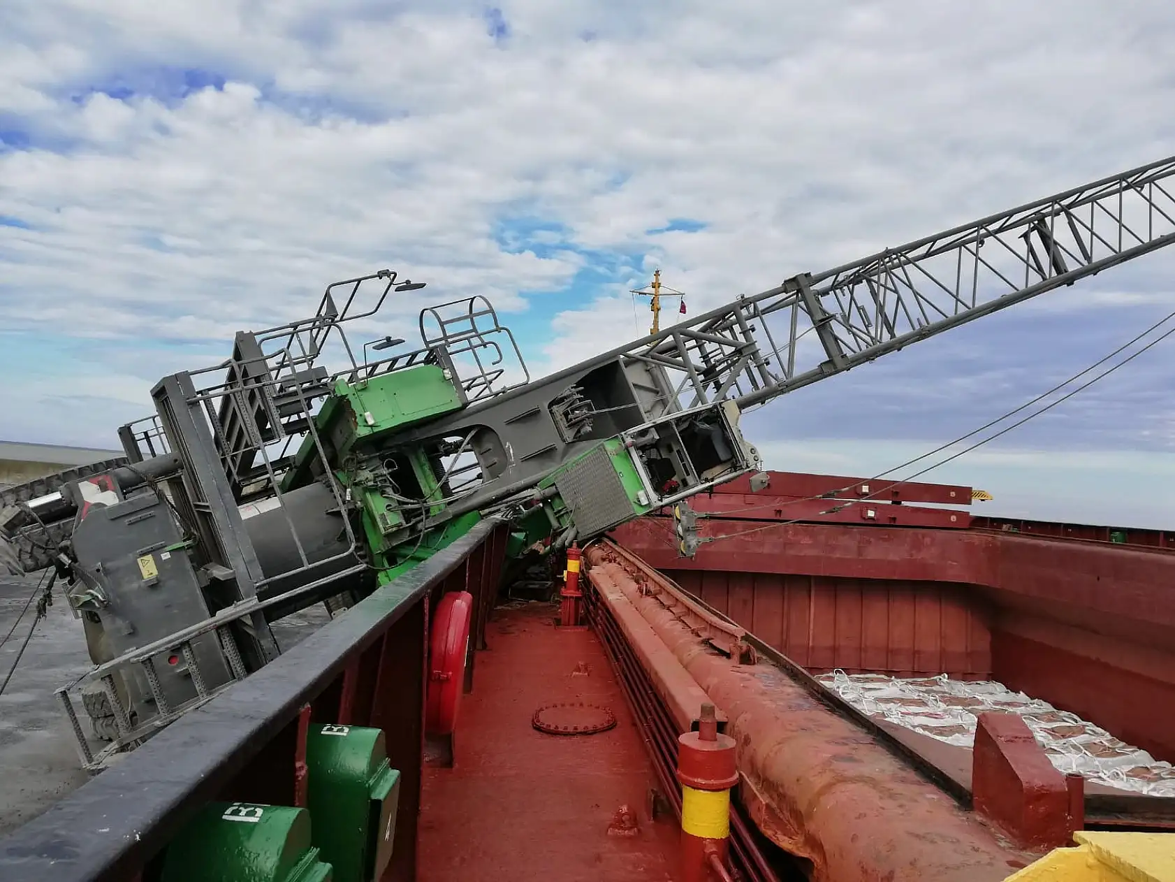 Geminin üzerine devrildi