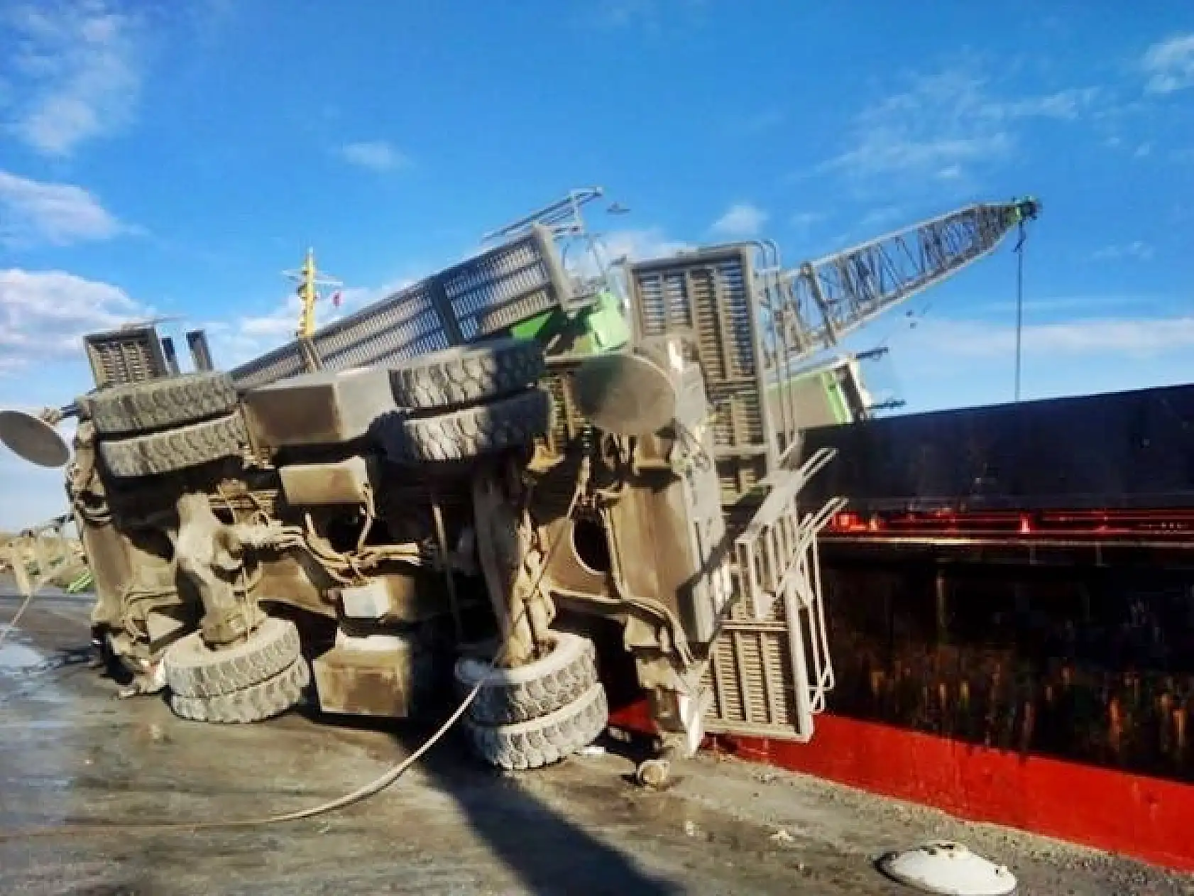 Geminin üzerine devrildi