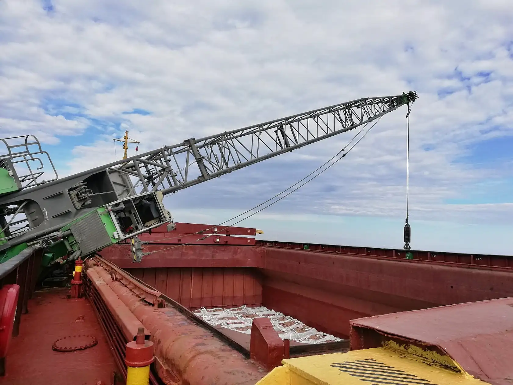 Geminin üzerine devrildi