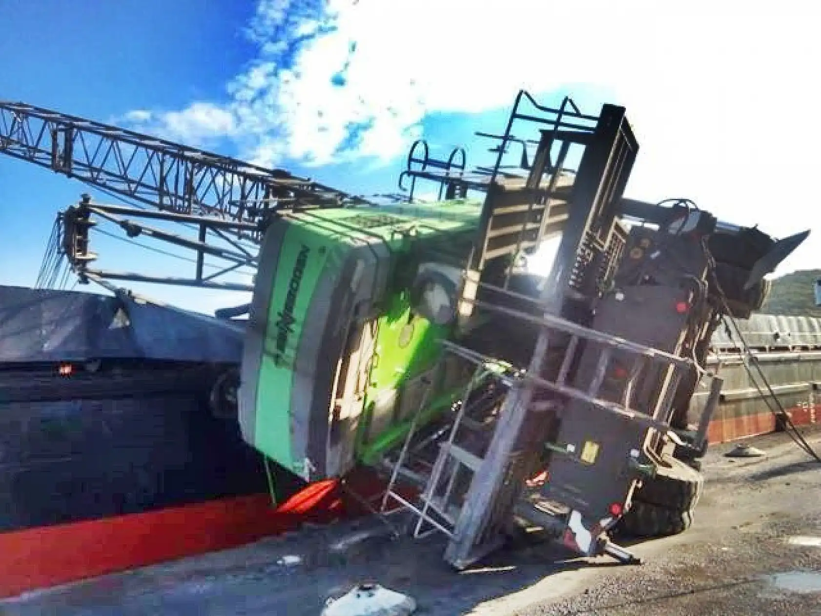 Geminin üzerine devrildi