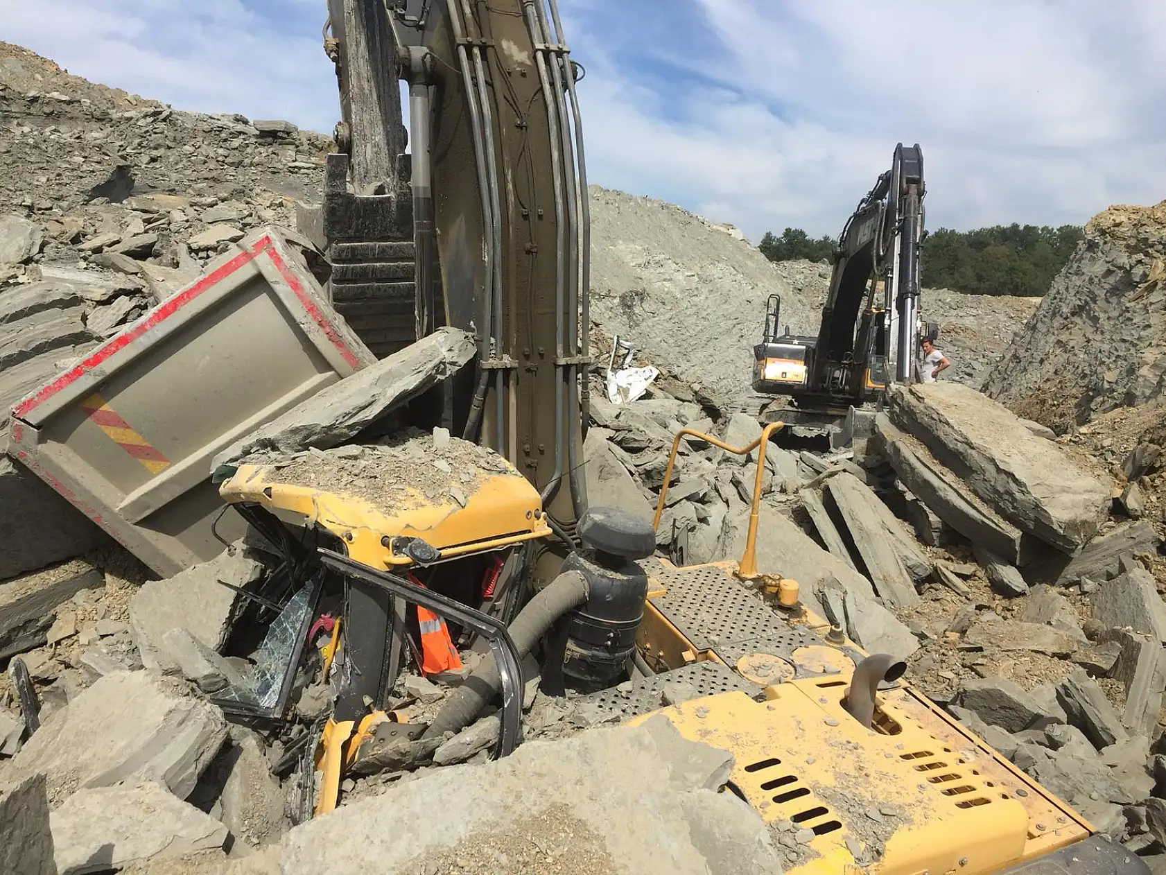 Hastane temelinde toprak kayması, 1 Ölü
