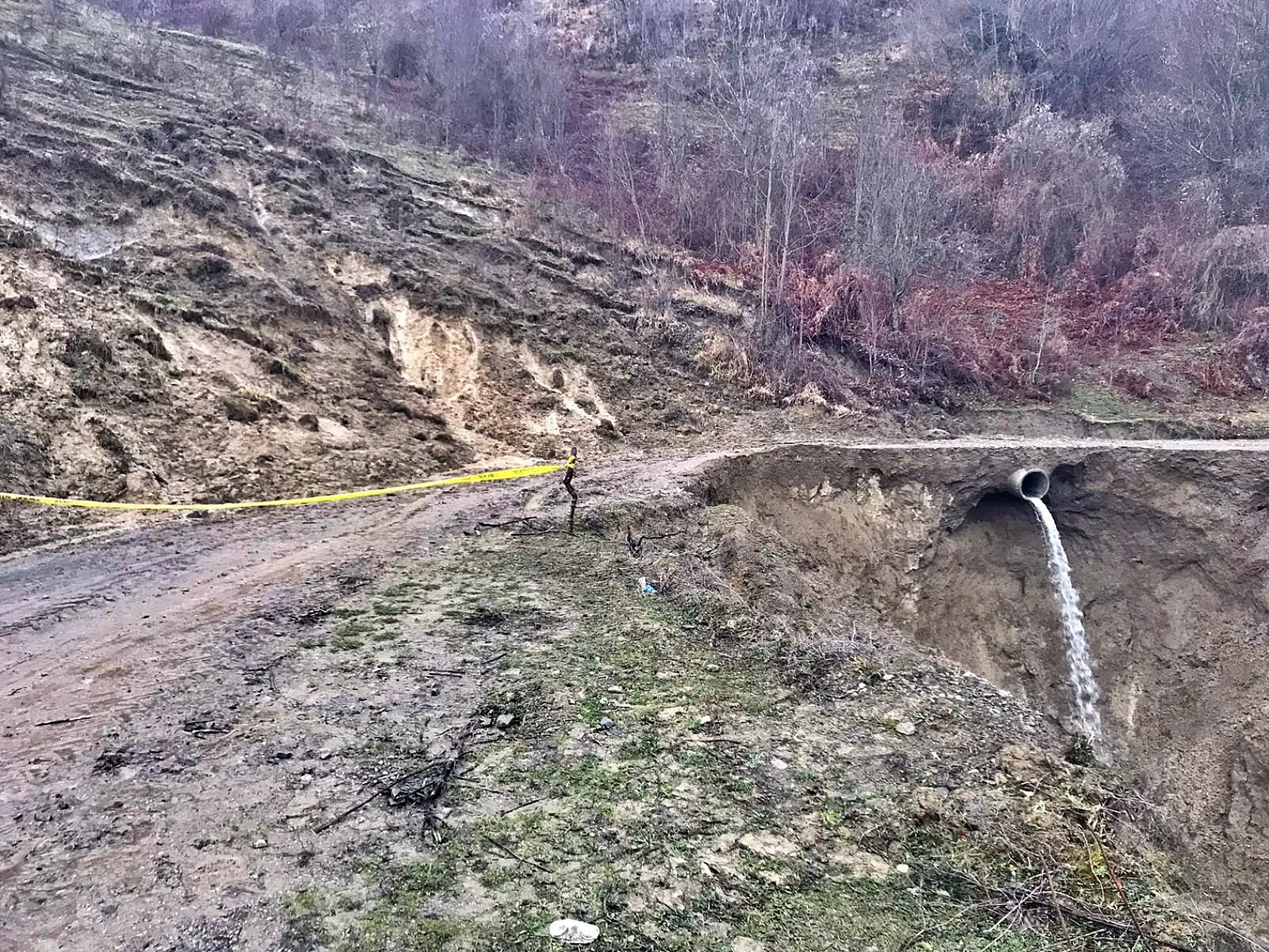 Heyelan nedeniyle yol kapandı