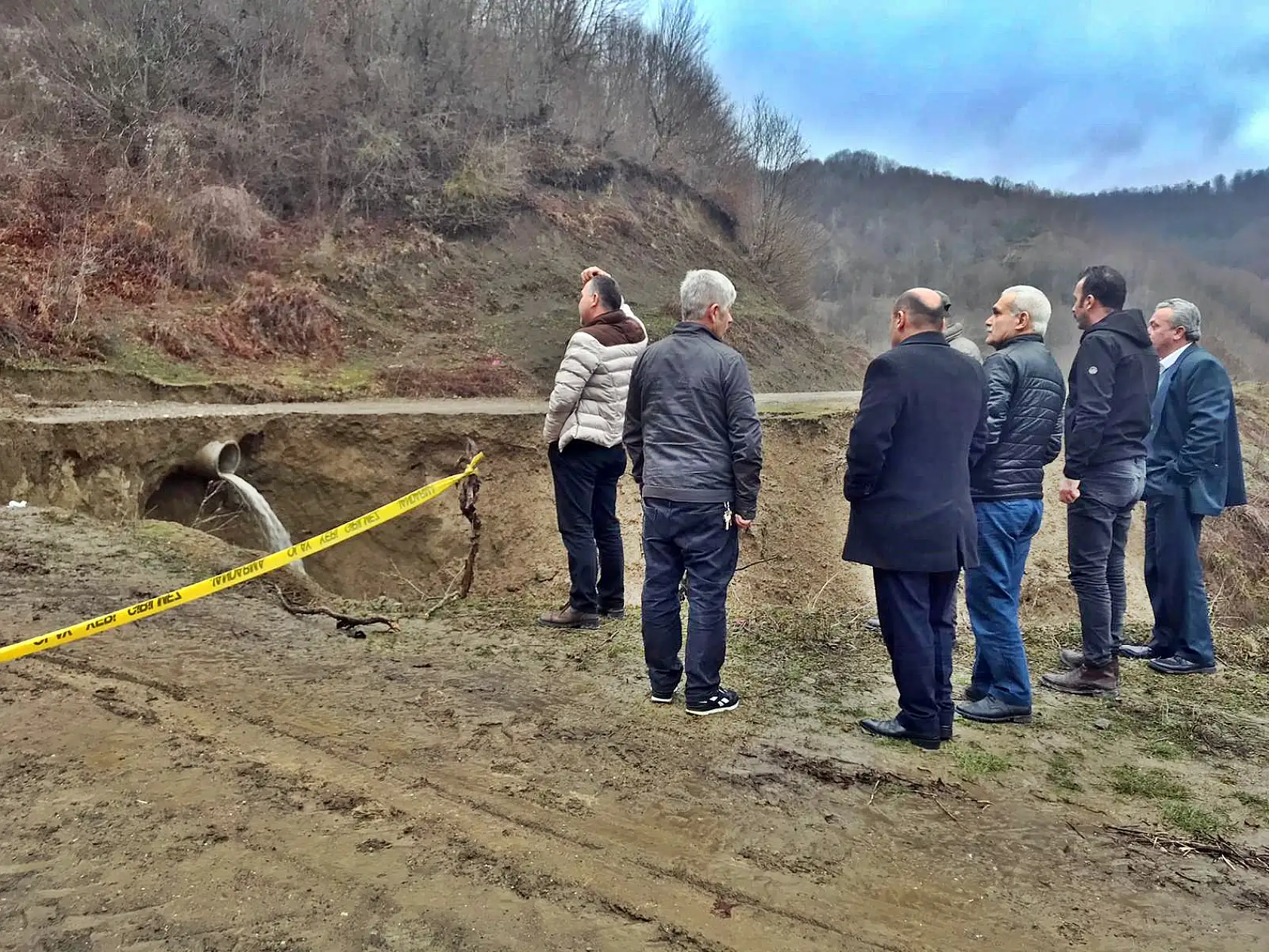 Heyelan nedeniyle yol kapandı