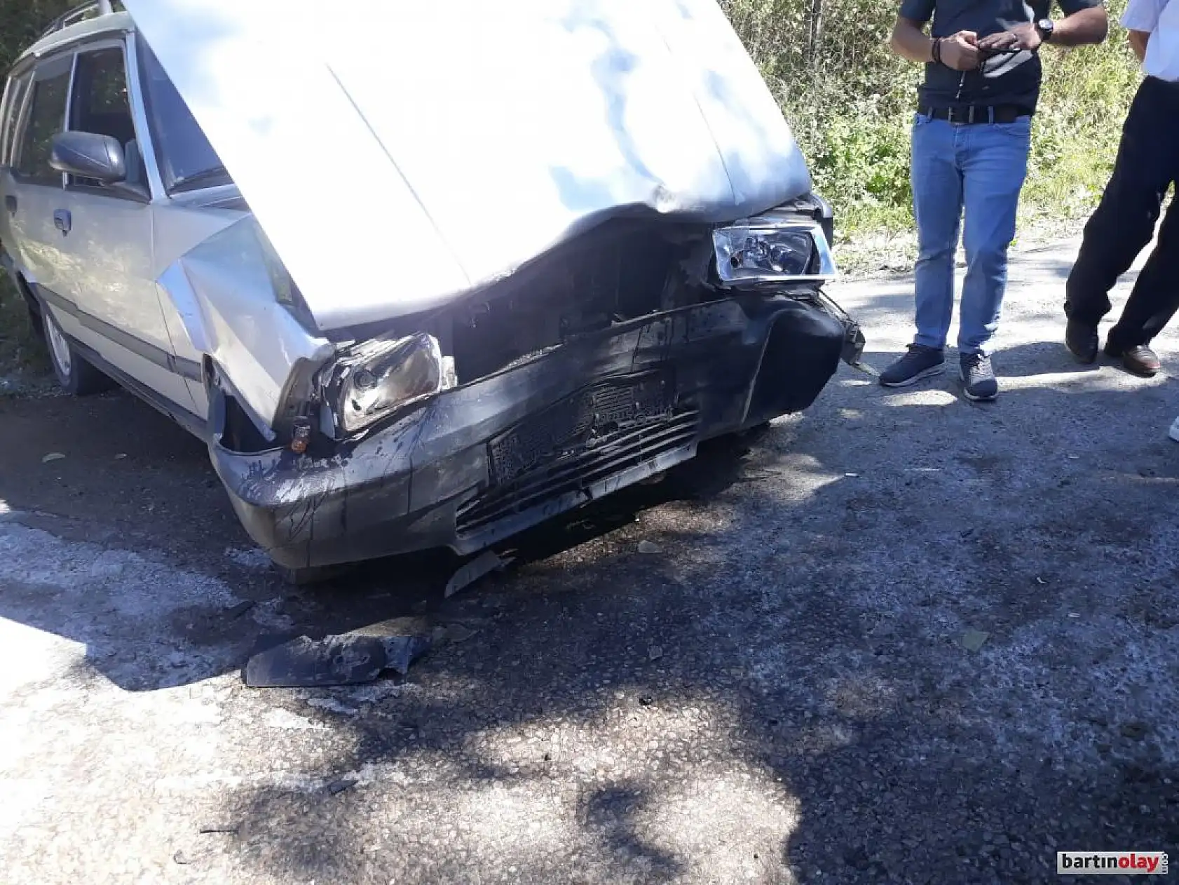 İki otomobil çarpıştı, 6 yaralı