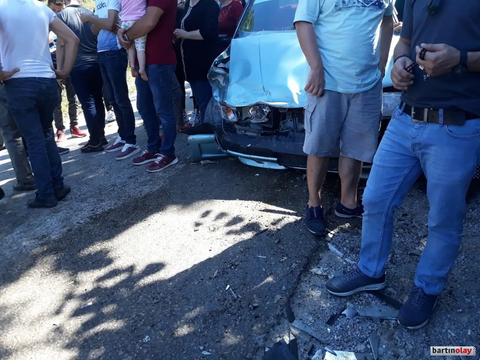 İki otomobil çarpıştı, 6 yaralı