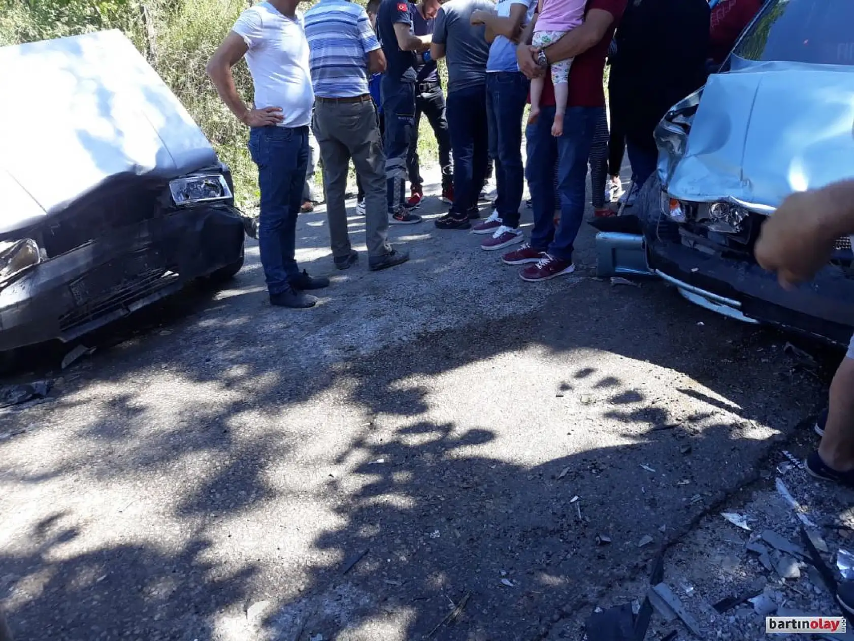 İki otomobil çarpıştı, 6 yaralı