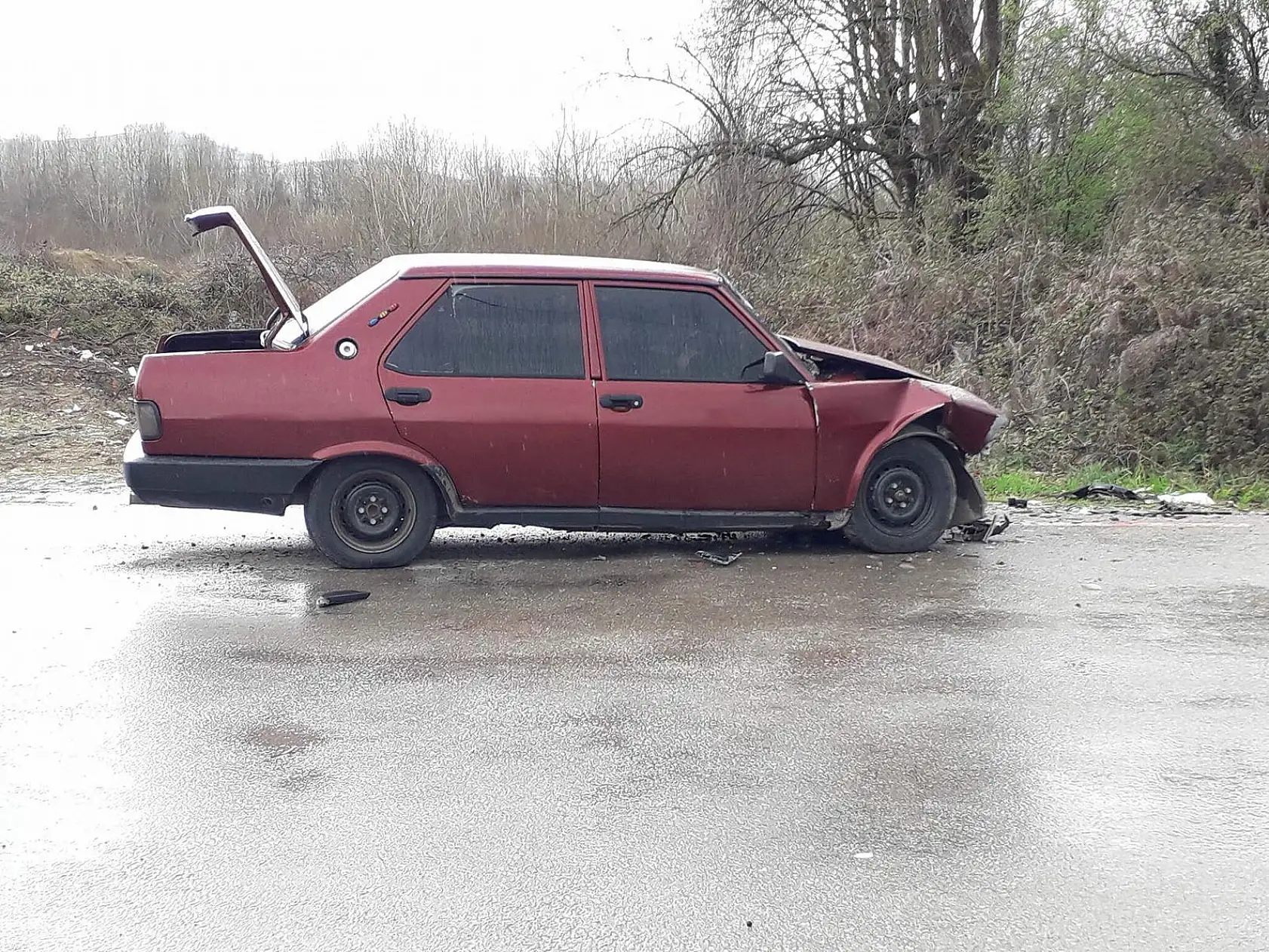 İki otomobil kafa kafaya çarpıştı