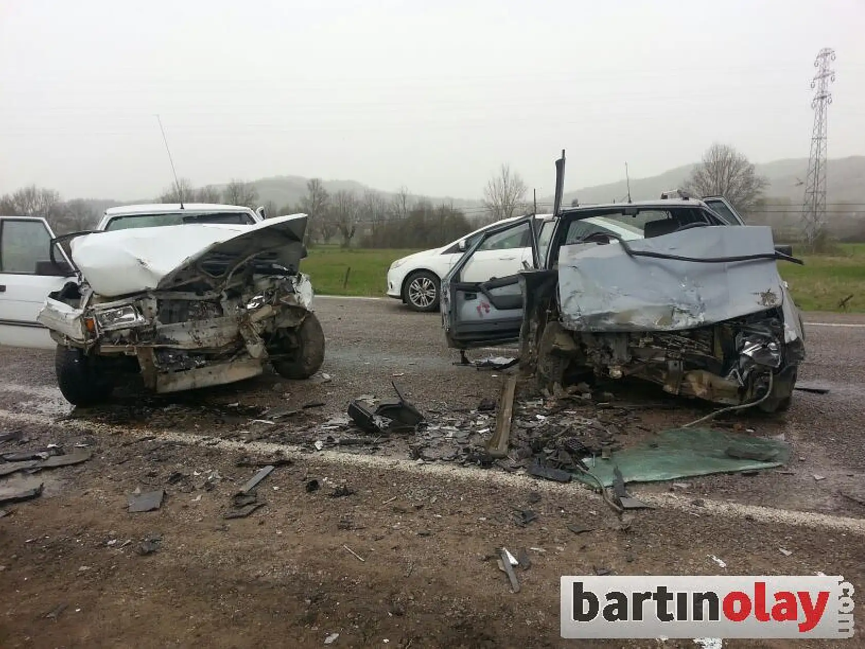 İki otomobil kafa kafaya çarpıştı