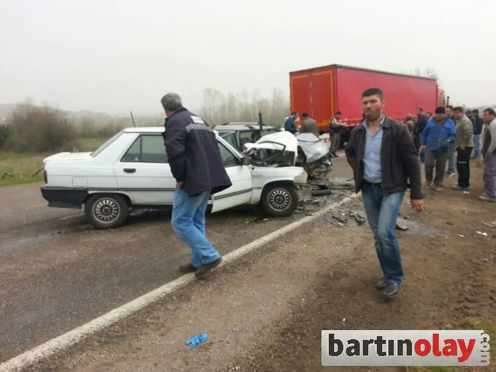 İki otomobil kafa kafaya çarpıştı