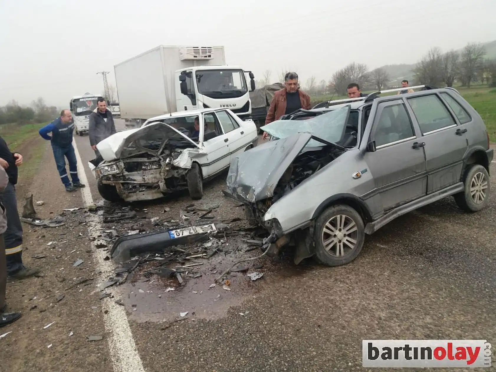 İki otomobil kafa kafaya çarpıştı