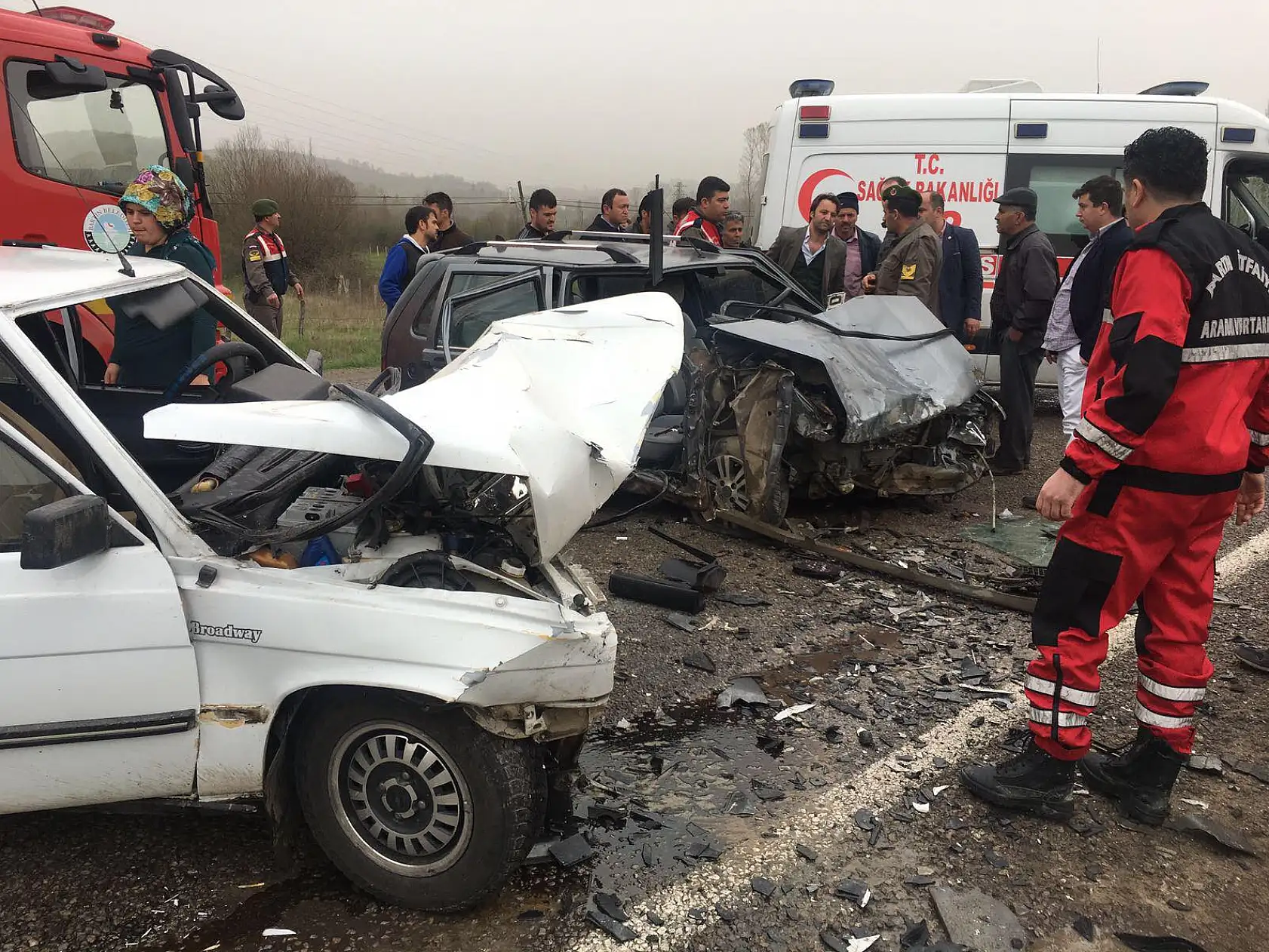 İki otomobil kafa kafaya çarpıştı