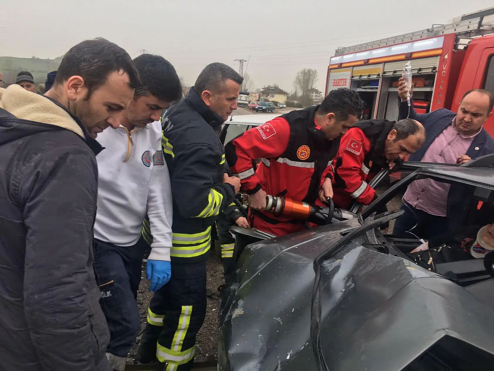 İki otomobil kafa kafaya çarpıştı