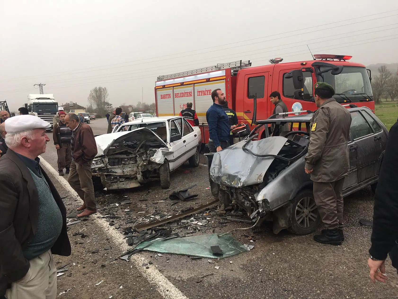 İki otomobil kafa kafaya çarpıştı